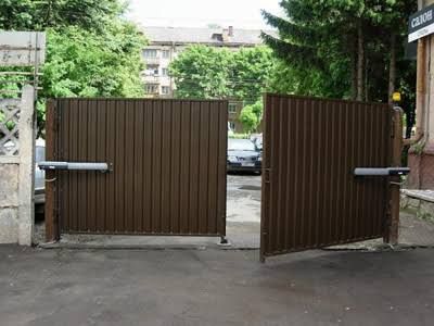 Установка секционных ворот.