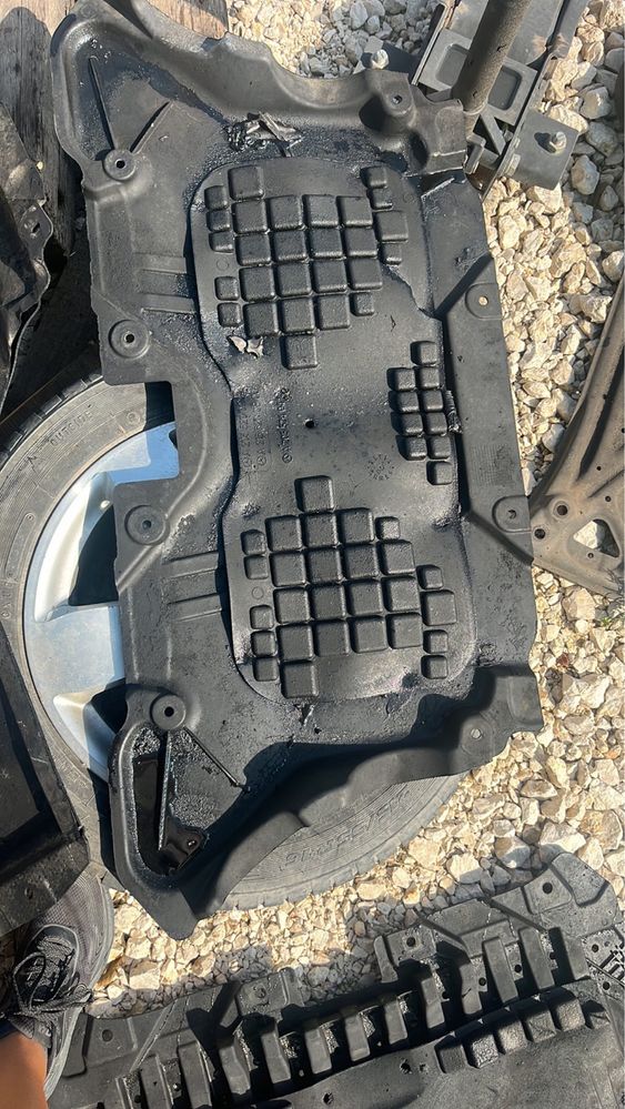 Кори под двигател Mercedes W213