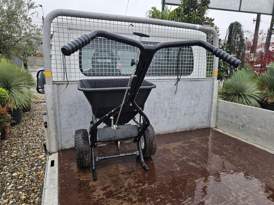 Masina imprastiat ingrasaminte gazon