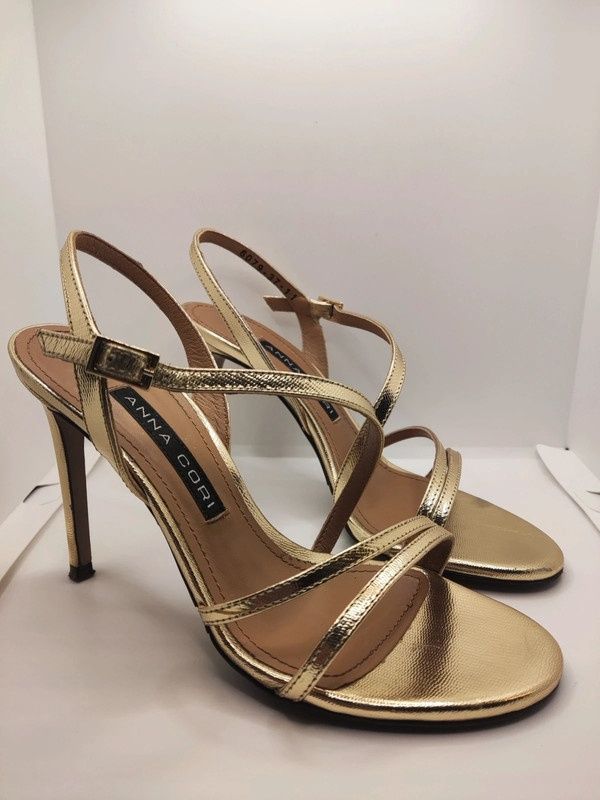 Sandale elegante din piele.