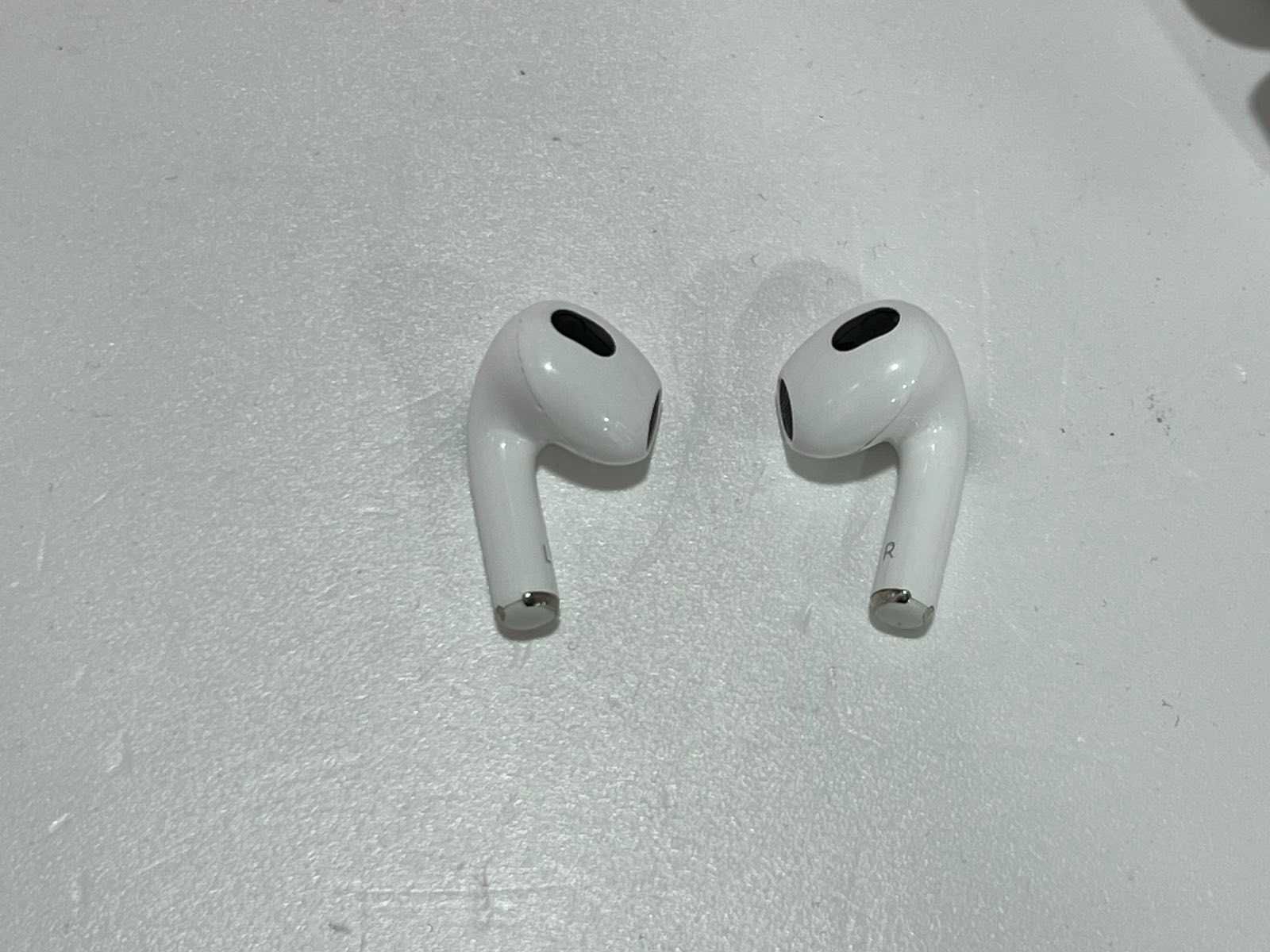 Продават се слушалки AirPods 3