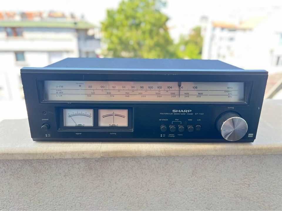 Стерео Тунер SHARP ST-1122, произведен през 1978 година.