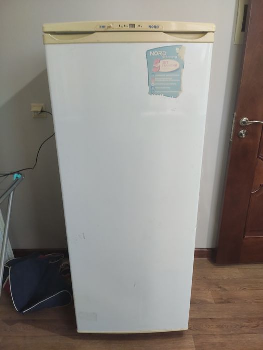 Продам вертикальный морозильник