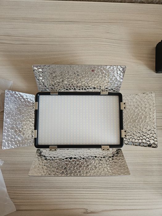 Продаю Видеосвет LED-520 и аккумулятор NP-F970