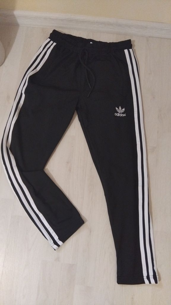 Pantaloni baieti Adidas.