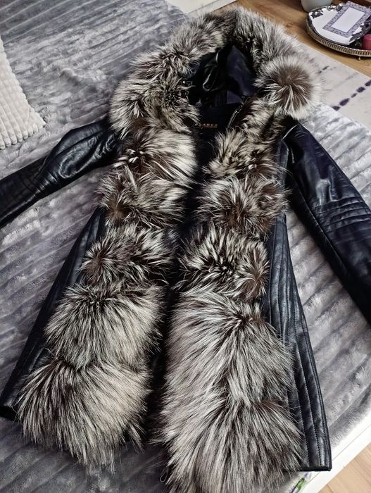 Haină de piele naturală cu blana de vulpe argintie marimea S