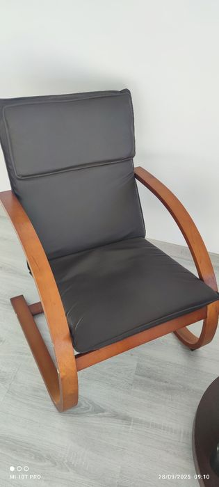 Vând fotolii pal si măsuță lemn masiv