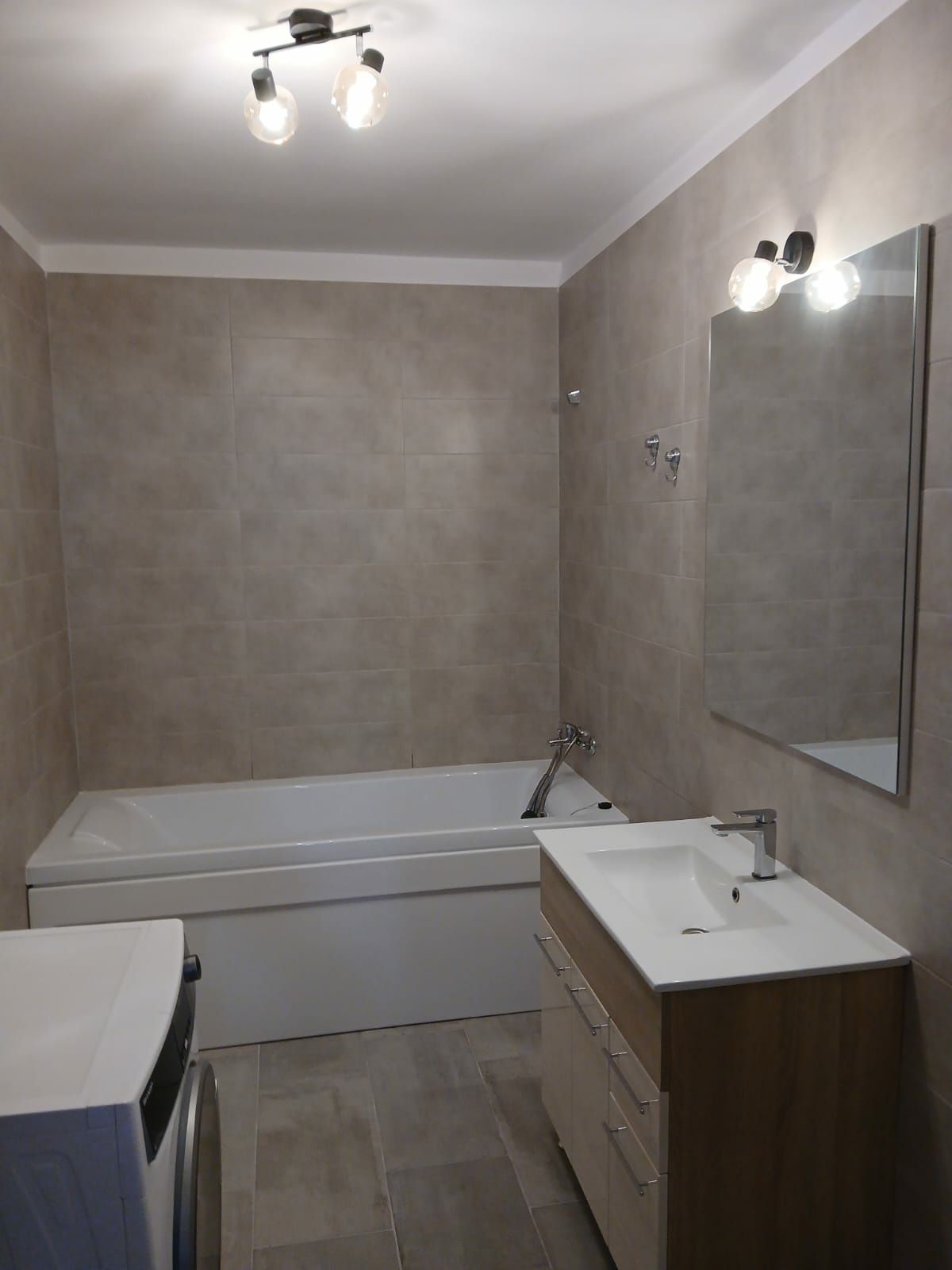 Inchiriez apartament