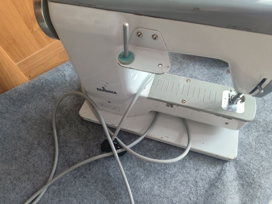 Mașină de surfilat cusut bernina