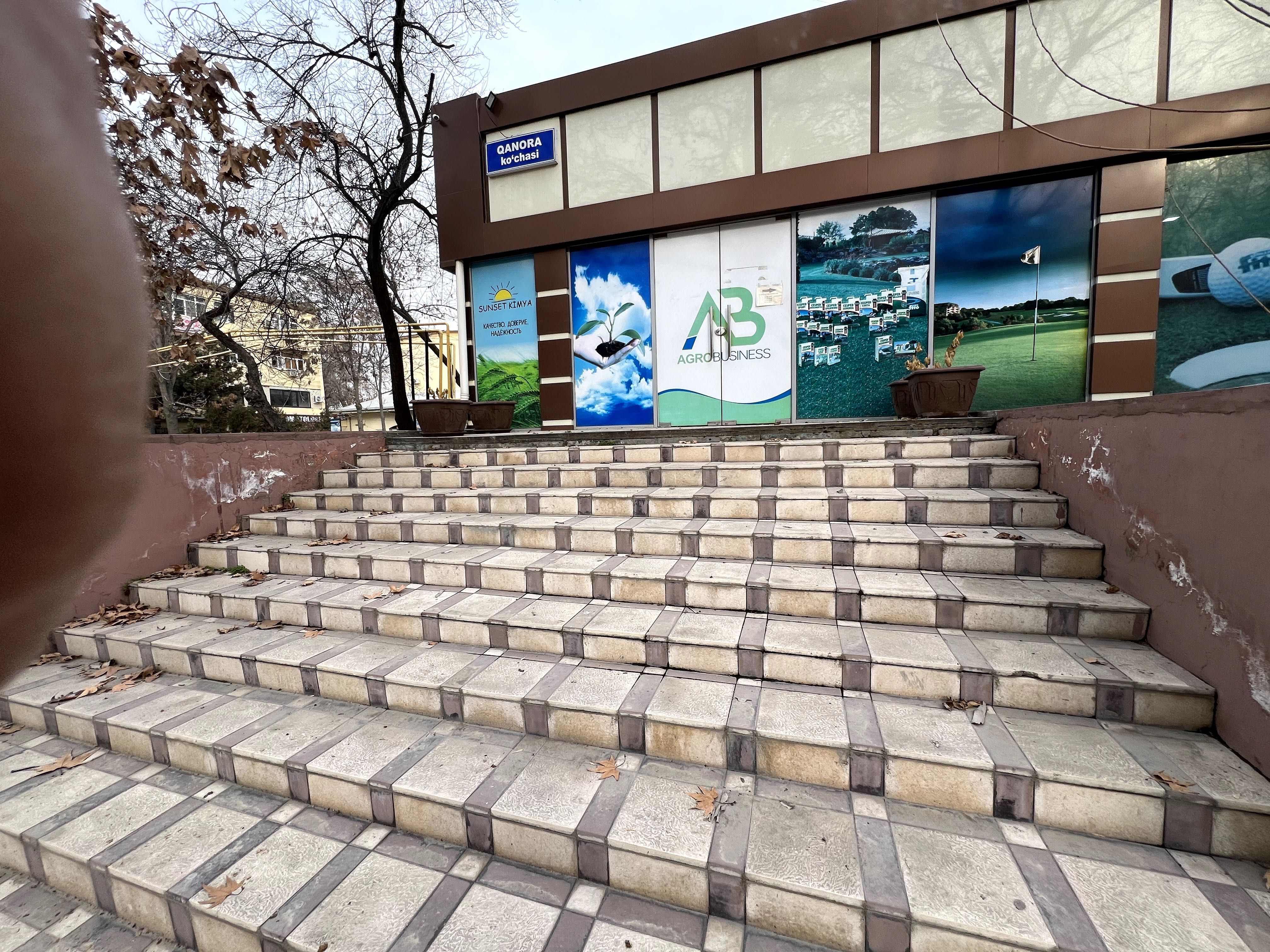 Yangihayot Tashkent İndex yanıda, 2.000 m2 magazin ofis sklad satuvda