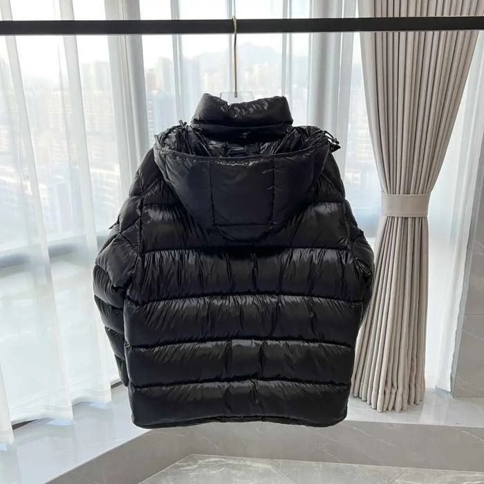 Moncler Maya cu puf de gasca si NFC scan