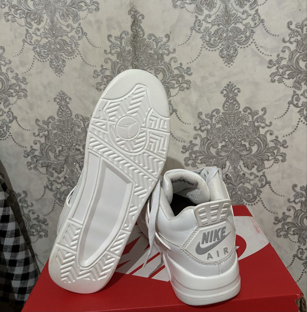 Продаеться кросовка Off-White x Air Jordan 4