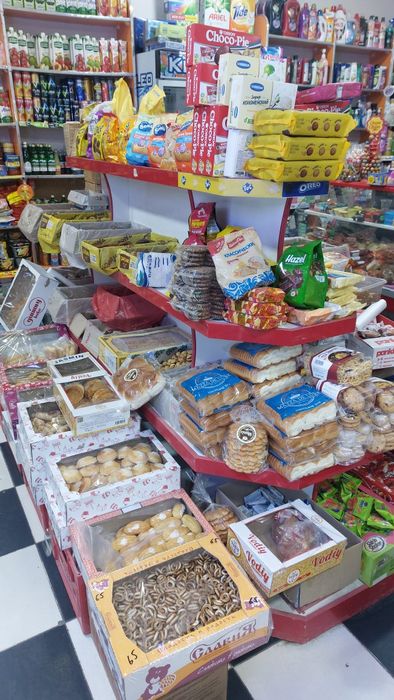 Урганч шахар марказида акрил полка сотилоди