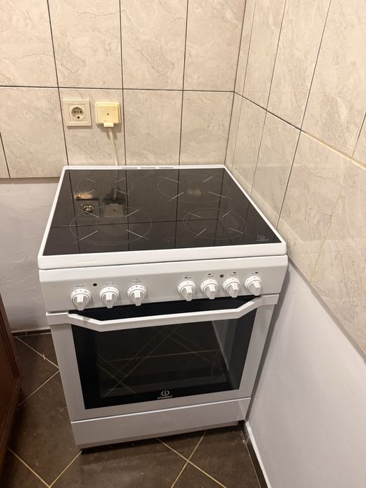 Готварска печка Indesit с керамични котлони