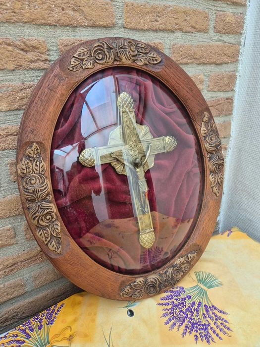 Superb crucifix vintage sub sticla