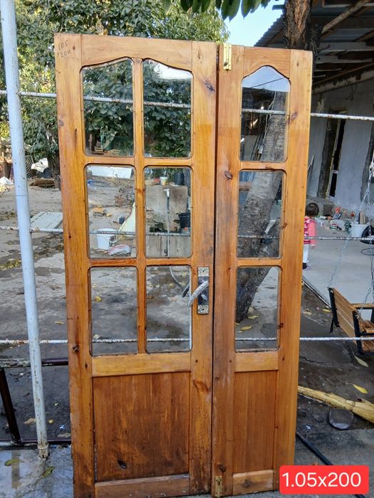 Eshik va romlar yog'ochdan