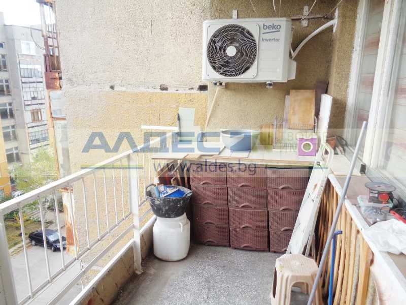 Продава се Тристаен апартамент в Радомир - 94 кв.м за 852 €/кв.м - Снимка #13