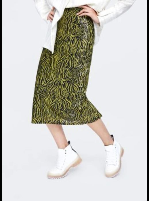 Здравейте продавам тази пола на Zara размерът е Xs моделът е с пайети