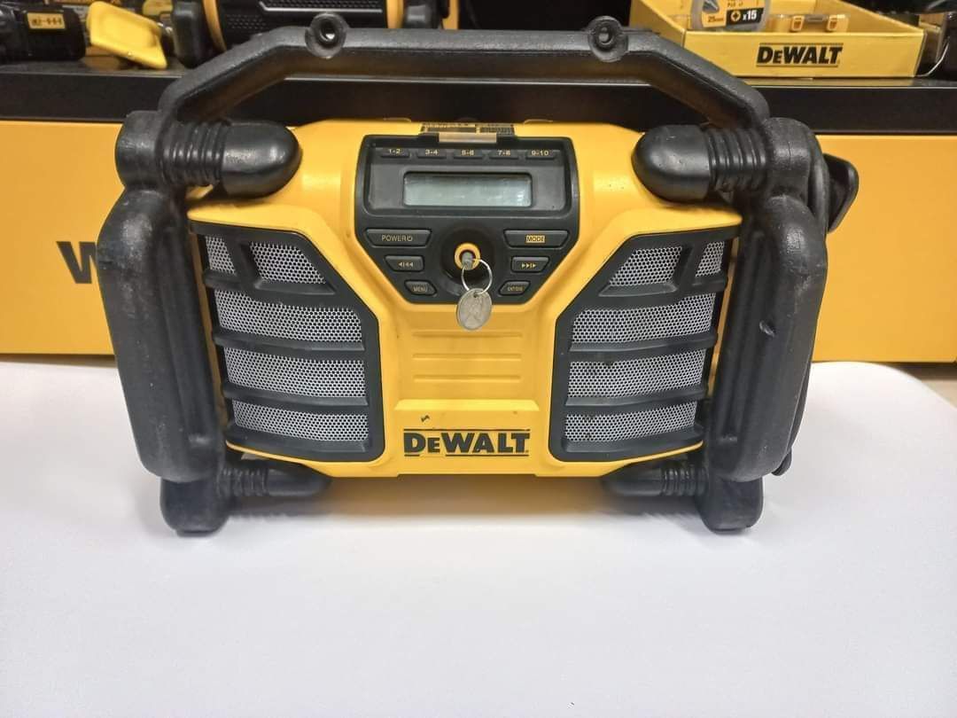 Акумулаторно радио Dewalt DCR017