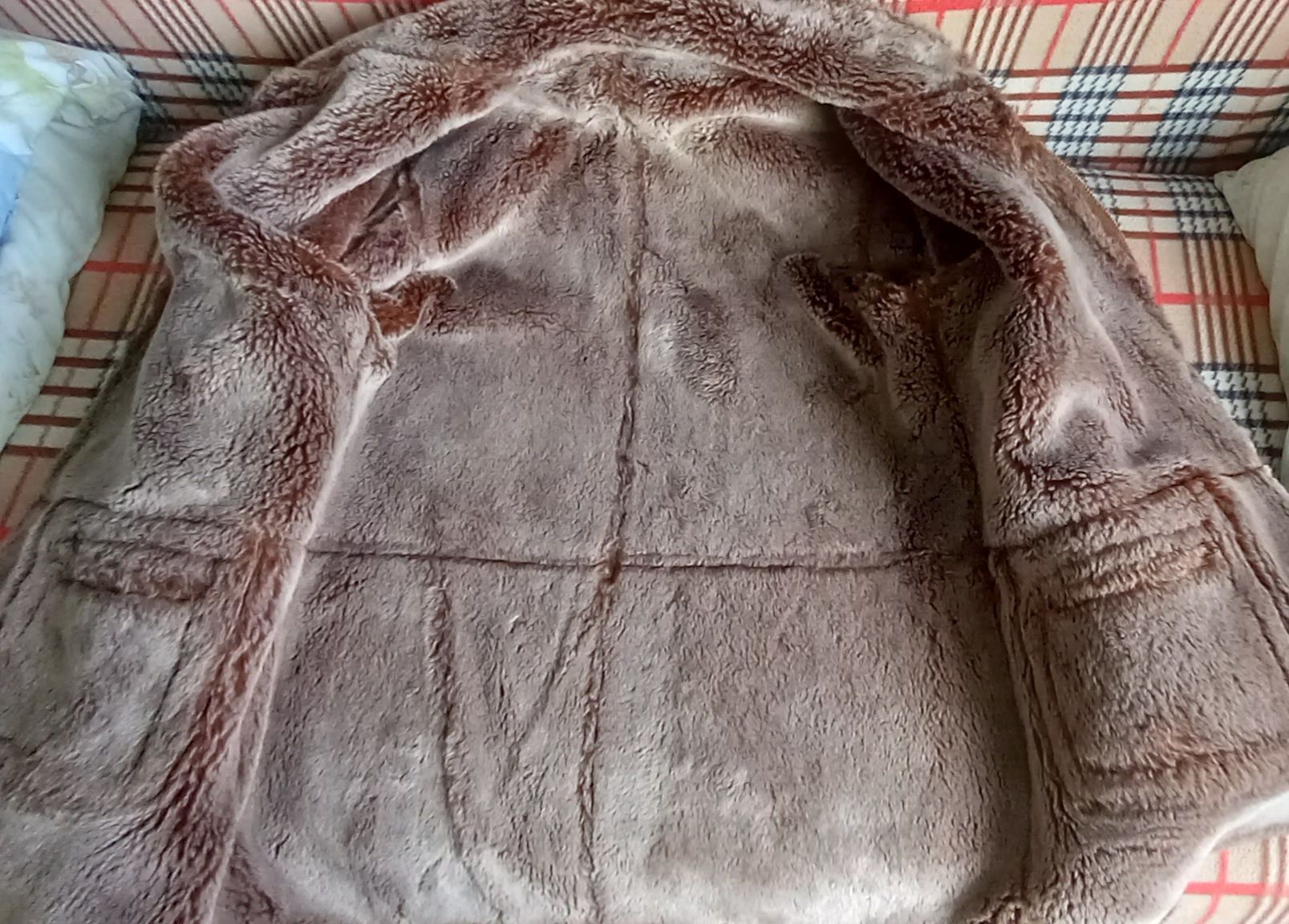 Продам,  дублёнку, очень тёплую,  с  капюшоном.