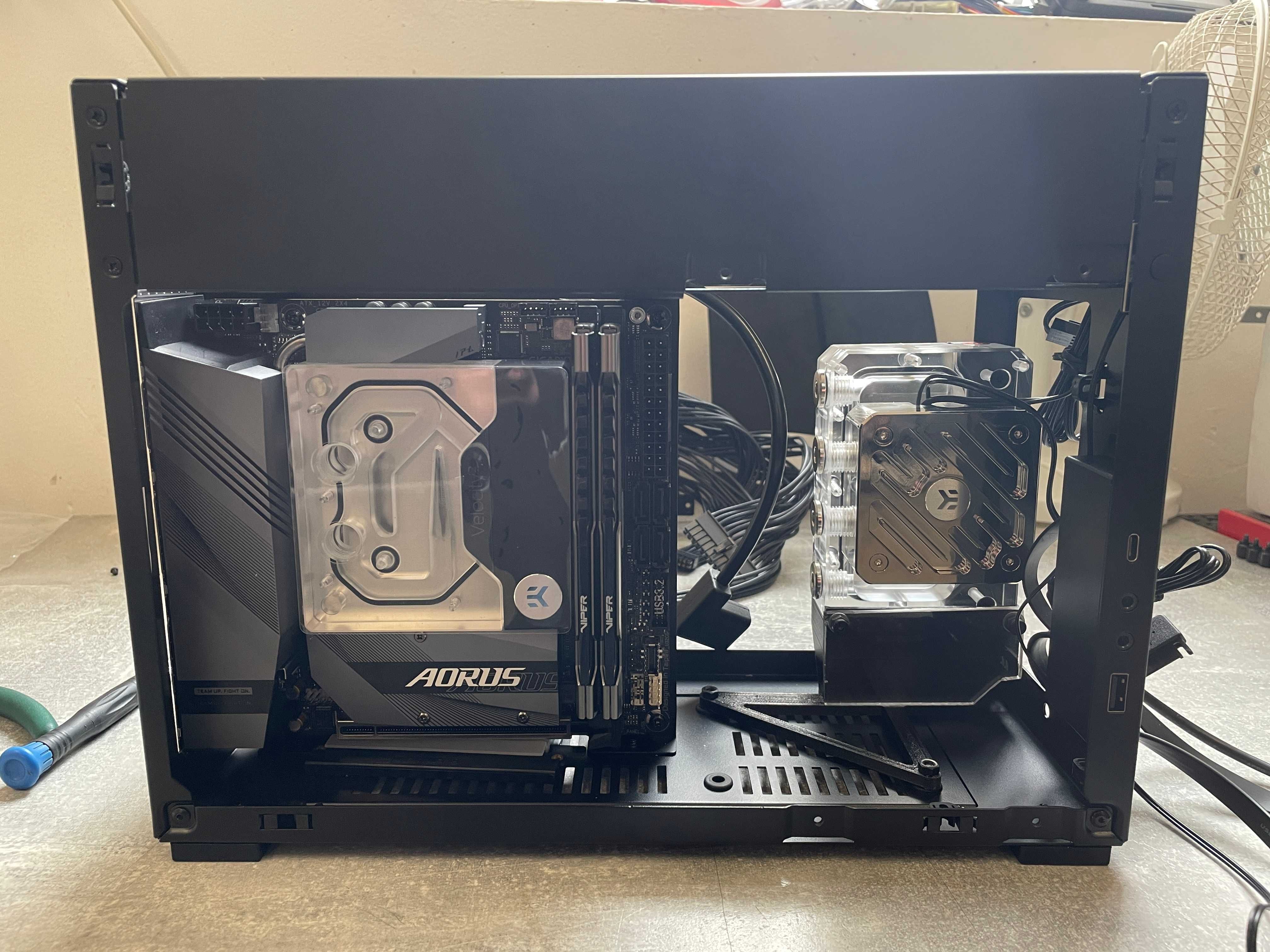 PC SFF custom, Performanță și Răcire pe Apă de Excepție