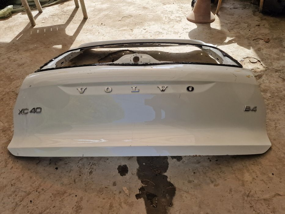 Volvo  XC40 багажник