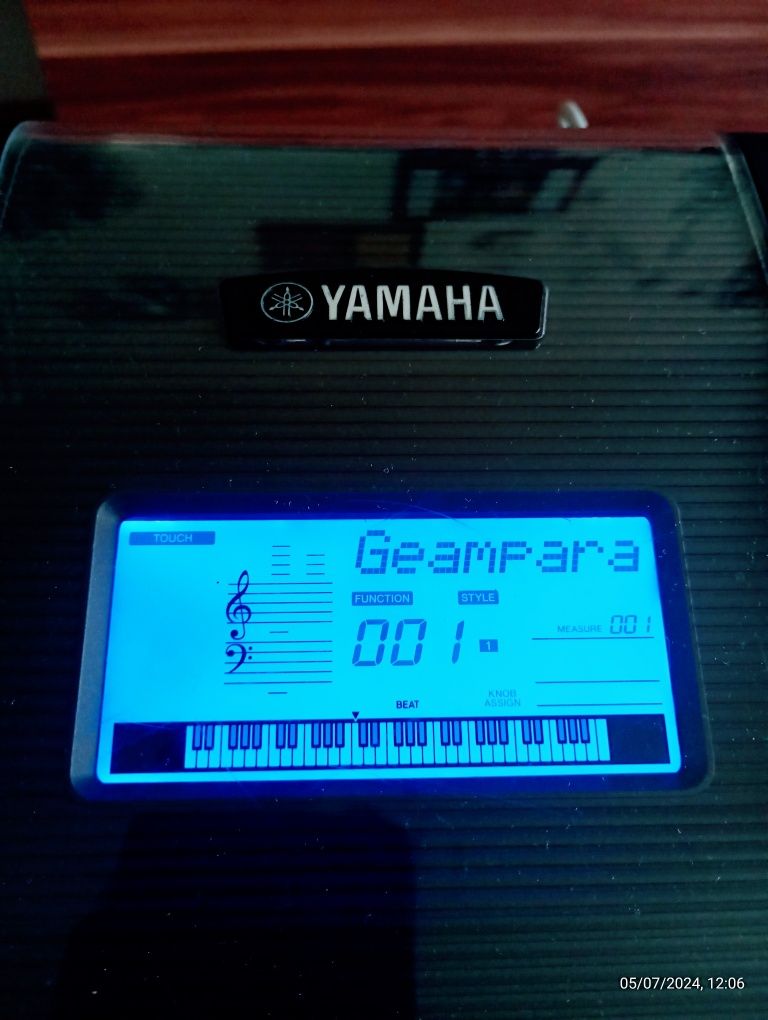 Yamaha PSR-E 423 cu ritmuri folclor