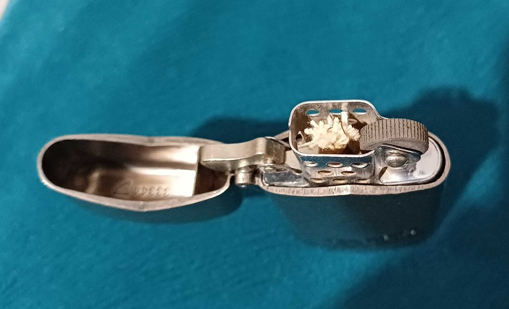 Bricheta metaliza Marlboro Zippo pe benzină  - nefolosită