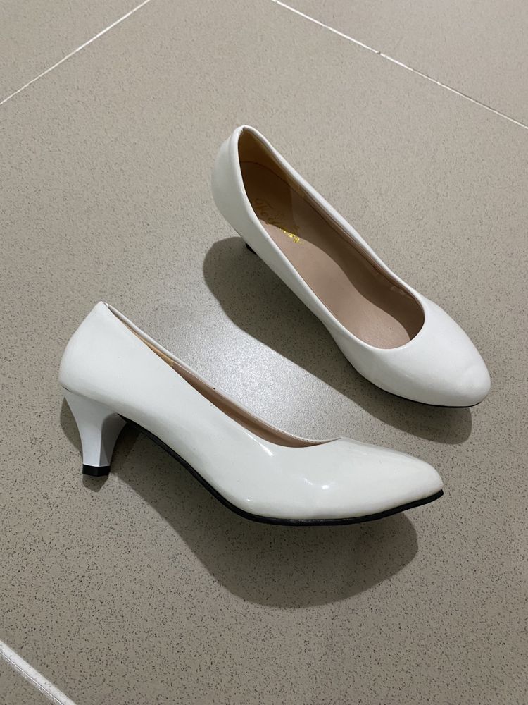 Продаются классические женские туфли белого цвета, 39 размер
