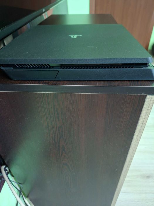 PlayStation  с 1 игра към него 1TB