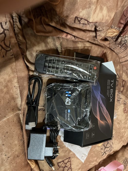 TV- плейър с две кабелчета и дистанционно