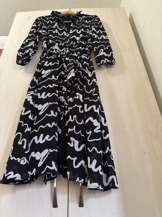 Рокля MOHITO - миди дължина