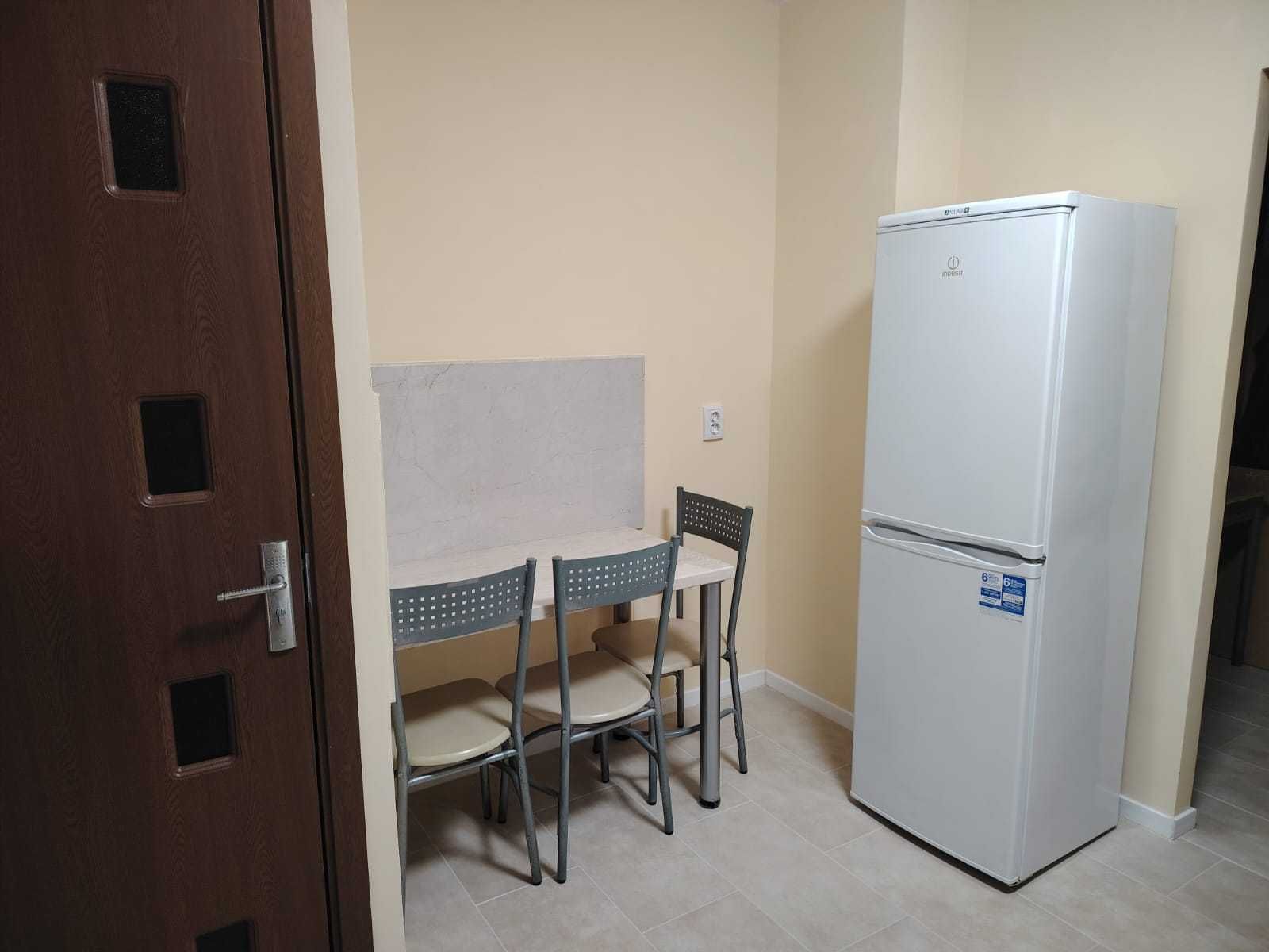 inchiriez apart. decomandat  2 camere-zona UM