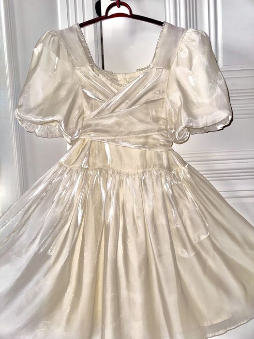 Элегантное платье молочного цвета, как новое