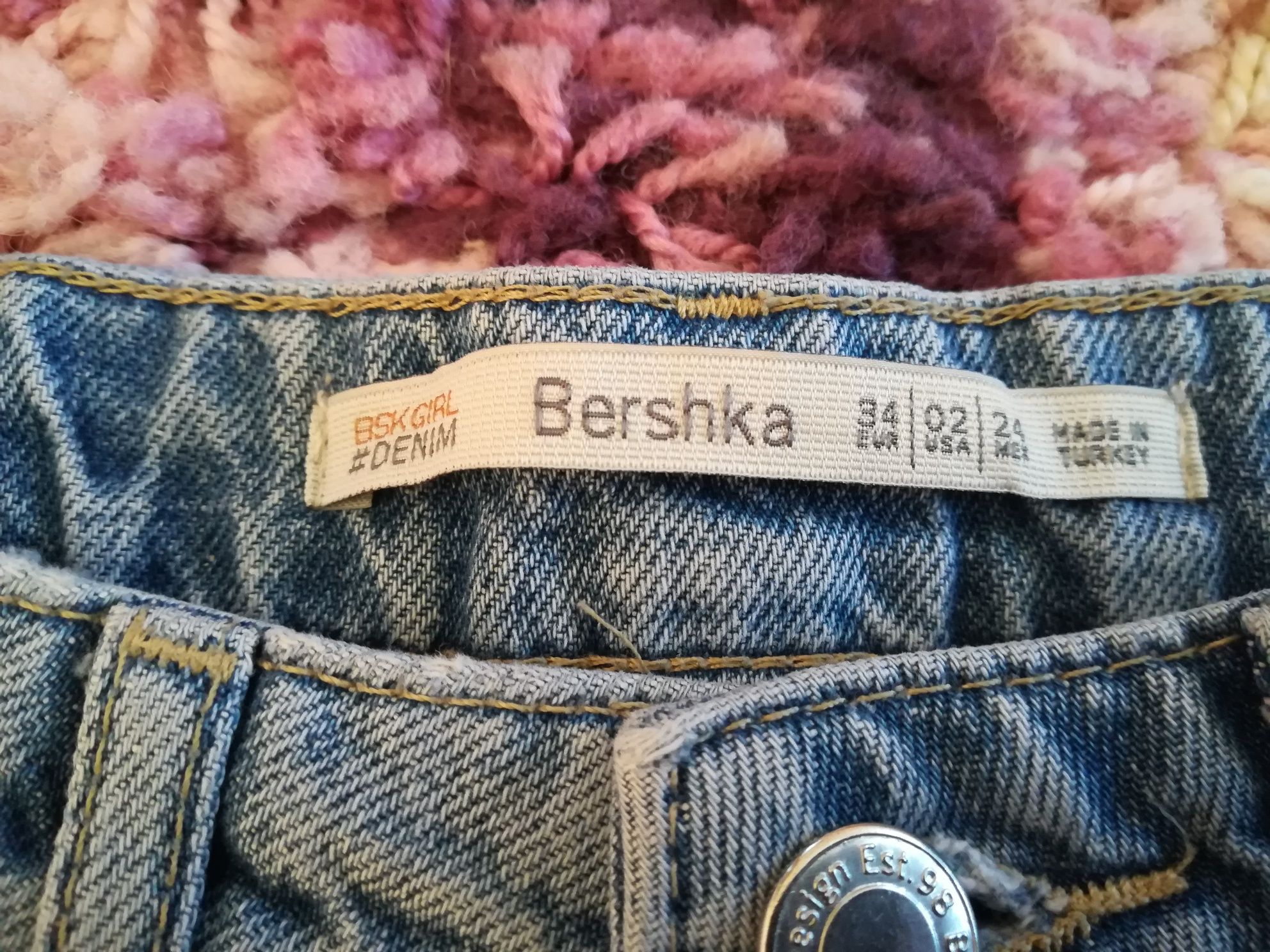 Pantaloni scurți Bershka mărimea 36,impecabili