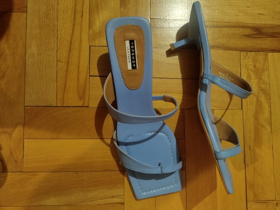 Чисто нови чехли, сандали