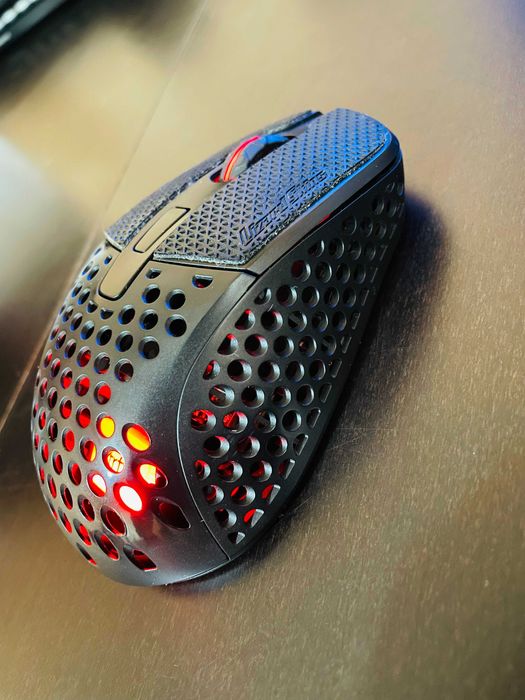 Mouse gaming Xtrfy M4 Wireless – modificat cu Lizard Skins DSP