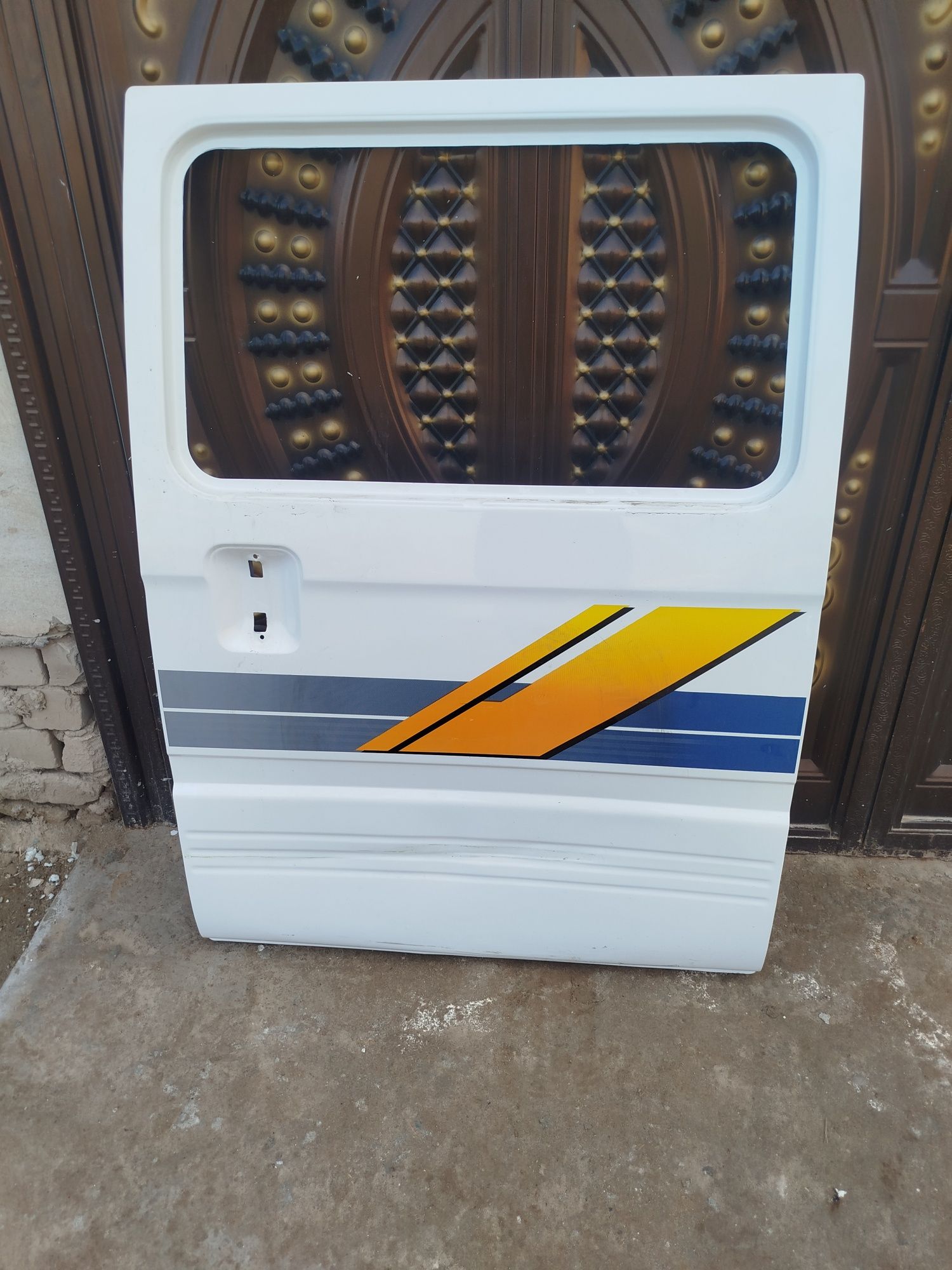 Damas eshik sotiladi