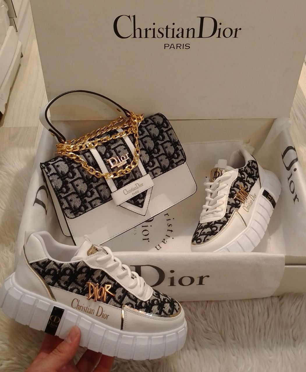 Set geanta Adidasi  christian dior 
 36-40 280 lei
Geanta 260 lei
Set