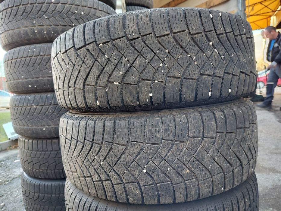 Продавам 2 зимни гуми 215/60/16 Pirelli
