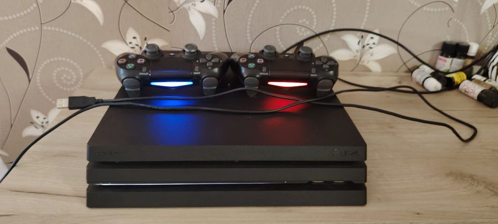 De vânzare Ps4 Pro cu doua manete