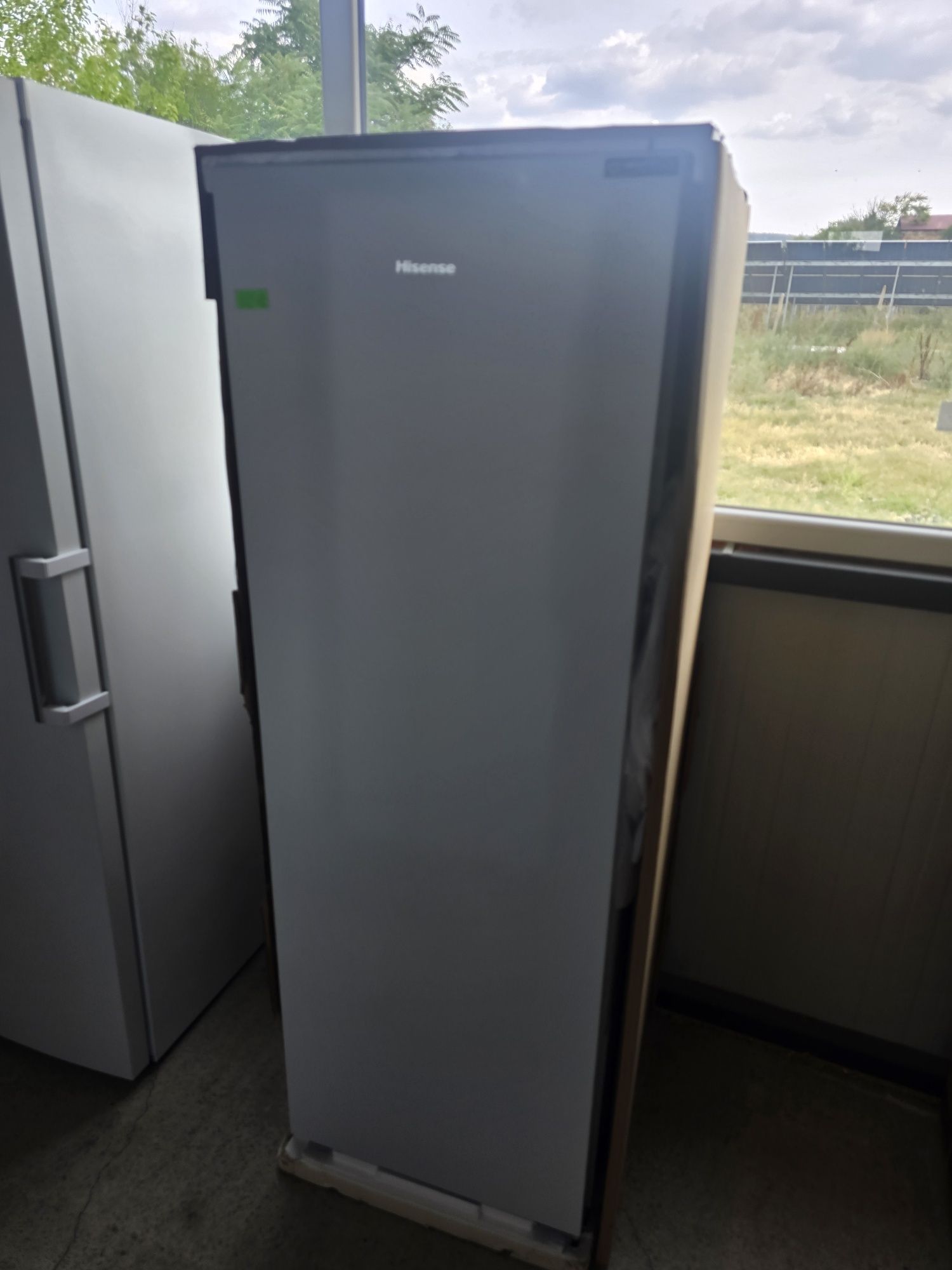 Нов инверторен вертикален фризер Hisense 172 см No Frost