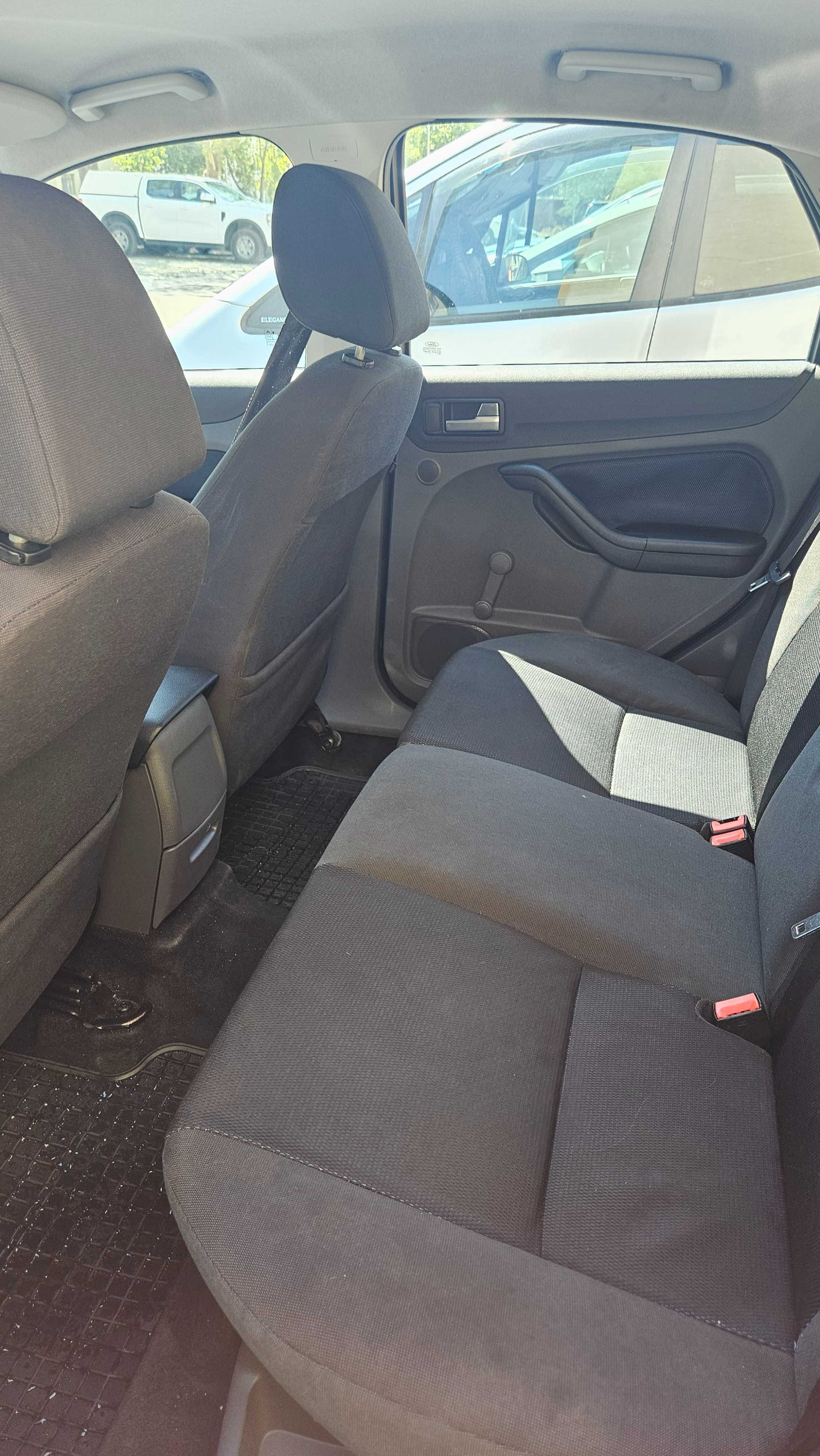 Продавам Форд Фокус 2006 1.6 дизел 109коня hdi