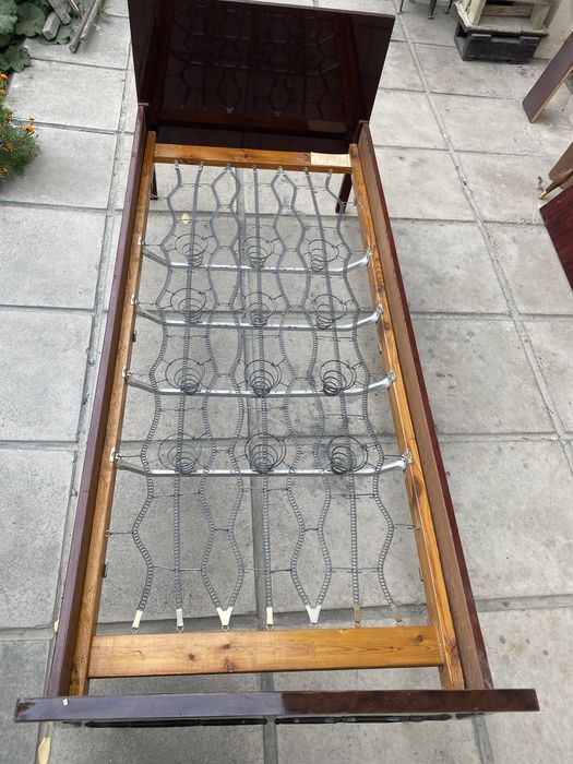 Кровать без матраса