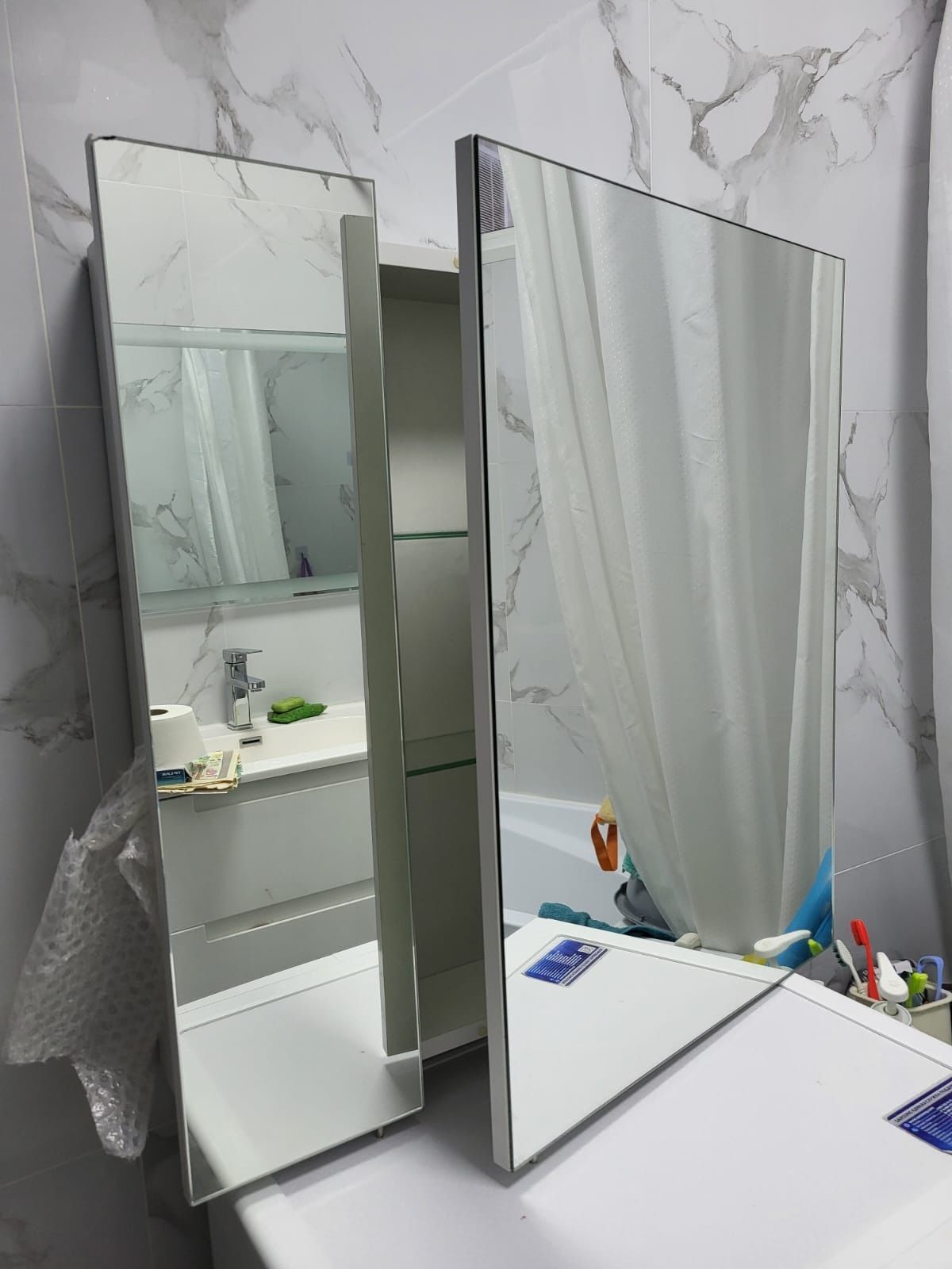 Зеркальный шкаф  В отличном состоянии без трещин Компактный  шикарный