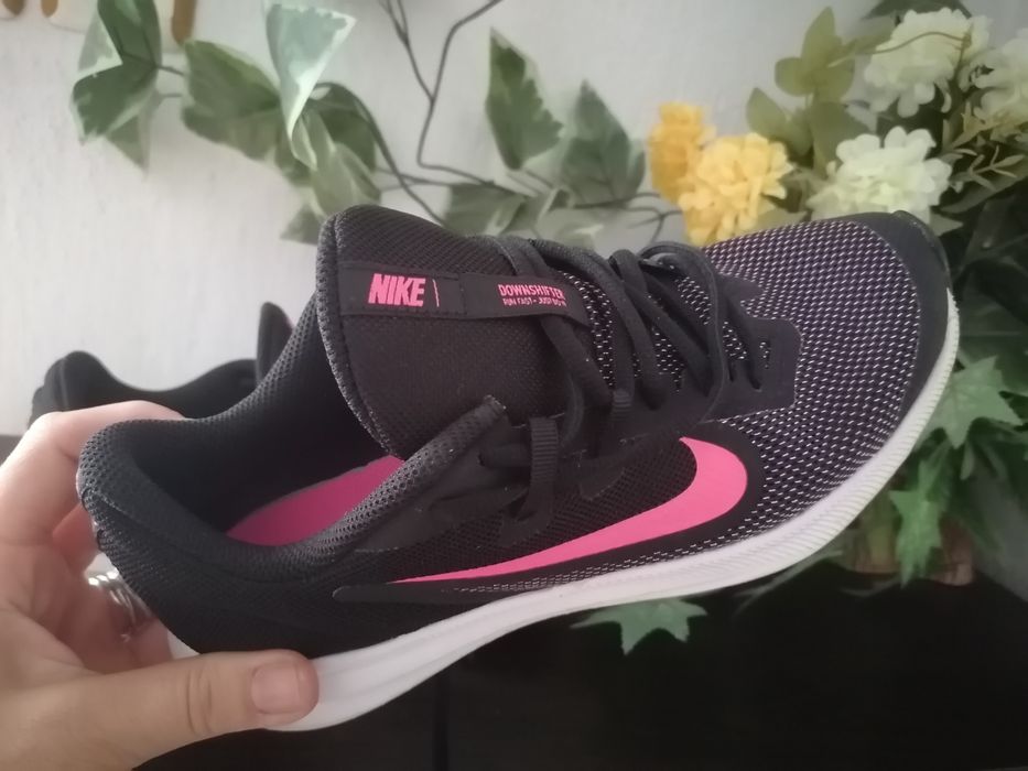 Дамски обувки официални и спортни