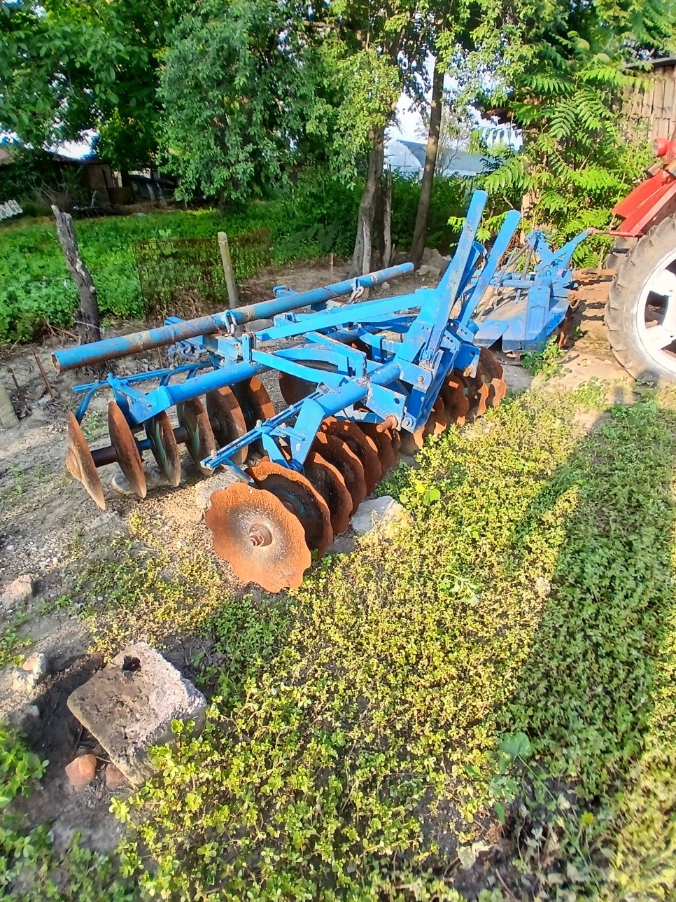 Vând tractor u445L plus utilaje