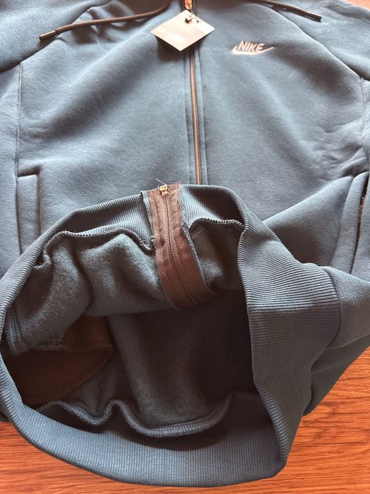 Мъжки,ватиран екип Nike с бродирано лого и ципове на джобовете