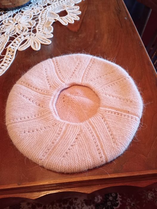 Bereta dama noua .Este dubla .