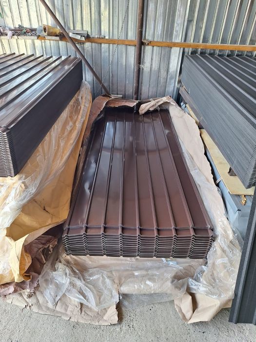 Vindem Tablă cutata colorată și zincată ocazie 
 Dimensiuni 200/92  cm